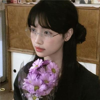 戴脚镣的女孩